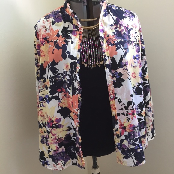 Floral button down blouse - Picture 7 of 8